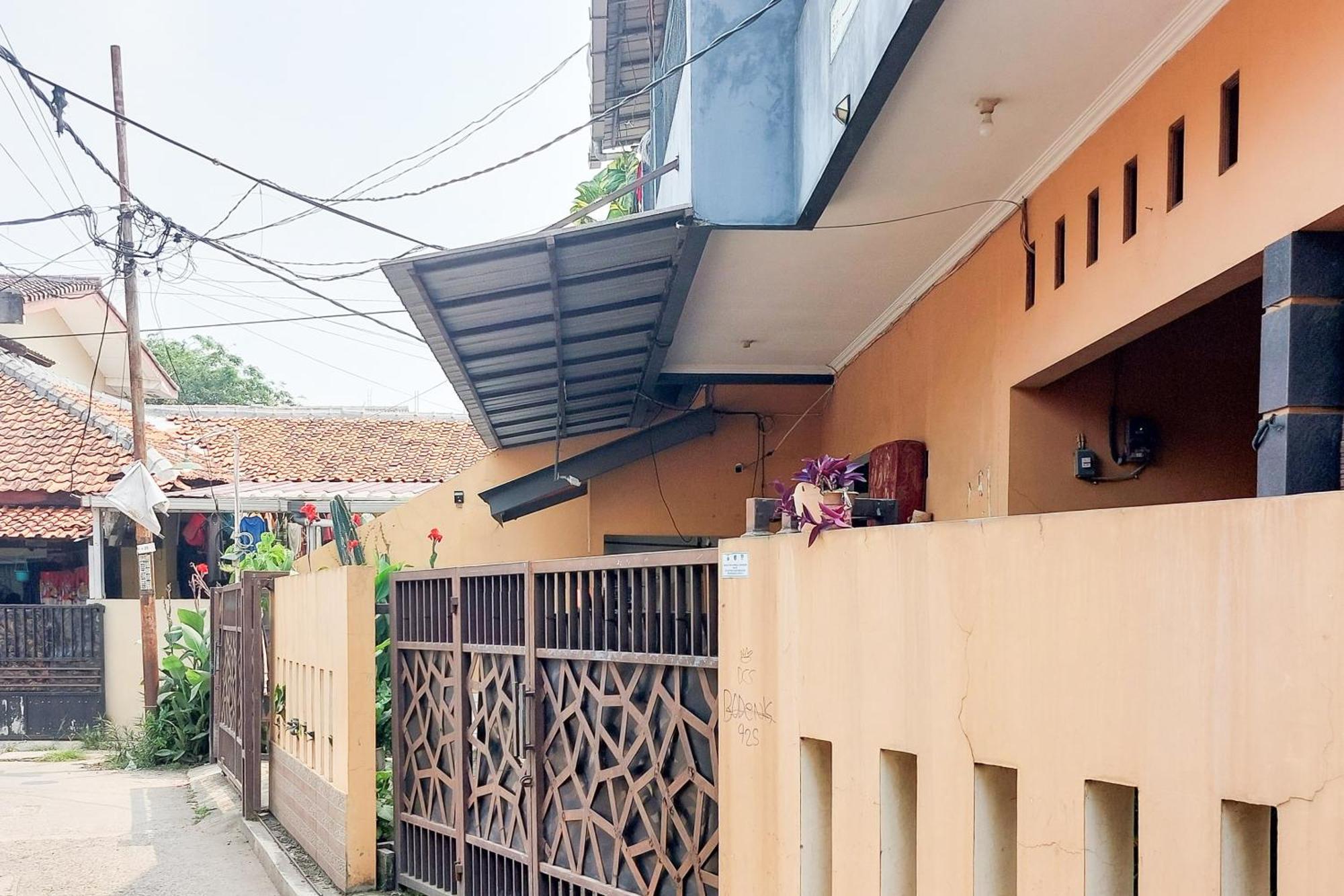 Pondok Gede Dkost Syariah Mitra Reddoorz Bekasi Exterior photo
