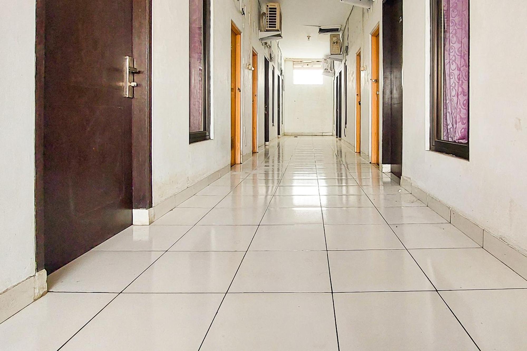 Pondok Gede Dkost Syariah Mitra Reddoorz Bekasi Exterior photo